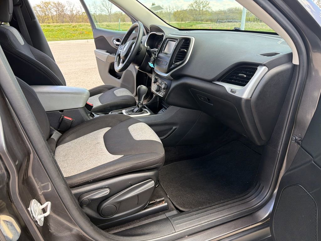 Used 2014 Jeep Cherokee Latitude w/ Cold Weather Group FWD image 16