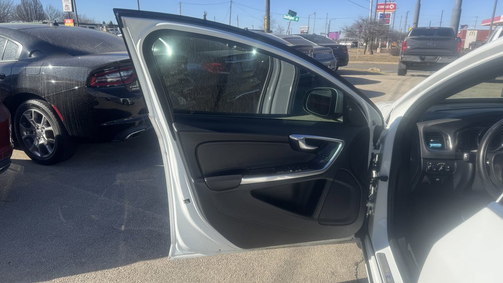 Used 2017 Volvo V60 T6 R-Design Platinum w/ Climate Package image 14