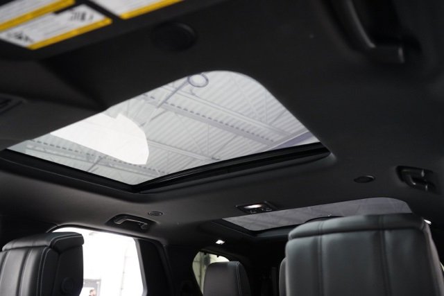 Used 2024 Land Rover Discovery Dynamic SE image 16