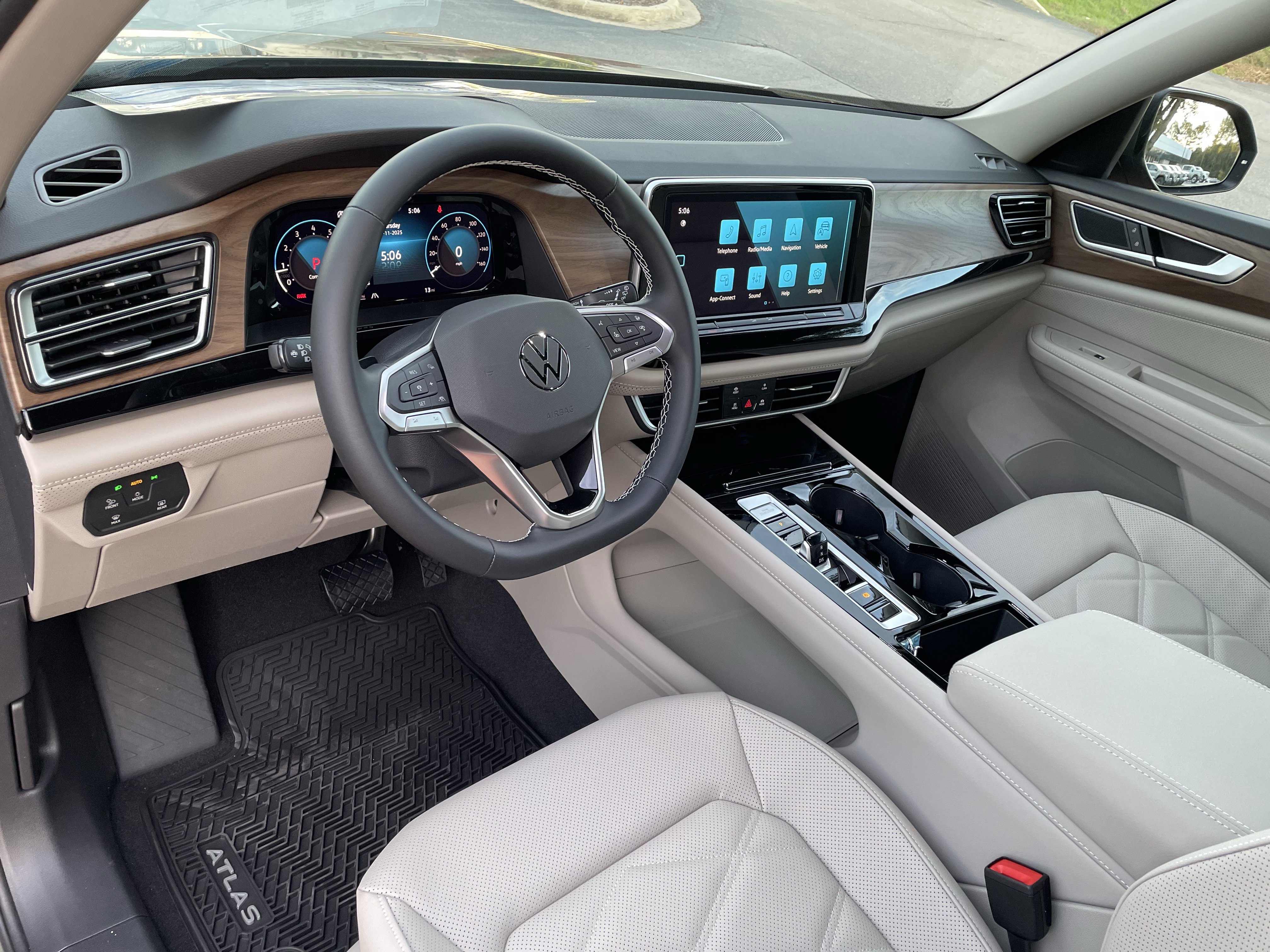 New 2026 Volkswagen Atlas SE image 17