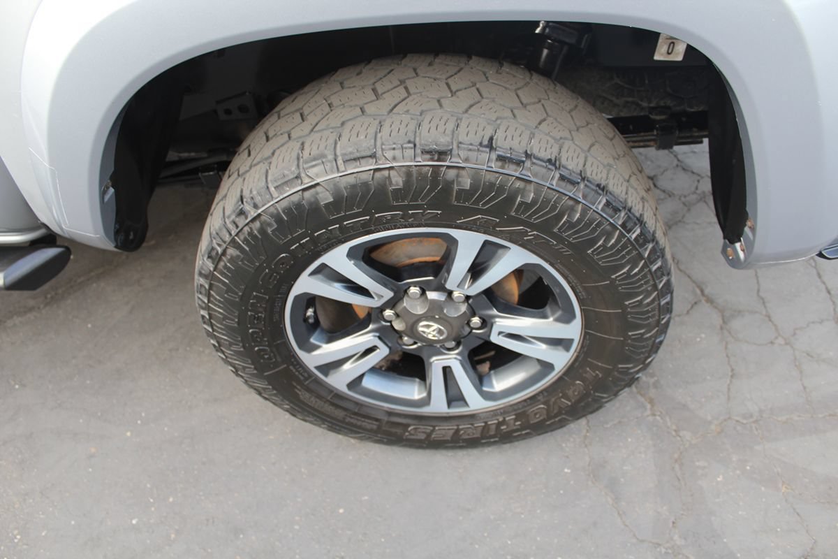 Used 2017 Toyota Tacoma TRD Sport w/ Tow Package RWD image 14