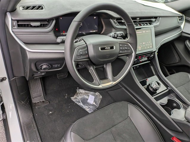 New 2025 Jeep Grand Cherokee Altitude image 10