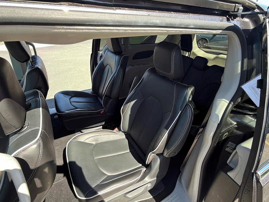 Used 2023 Chrysler Pacifica Limited FWD image 29