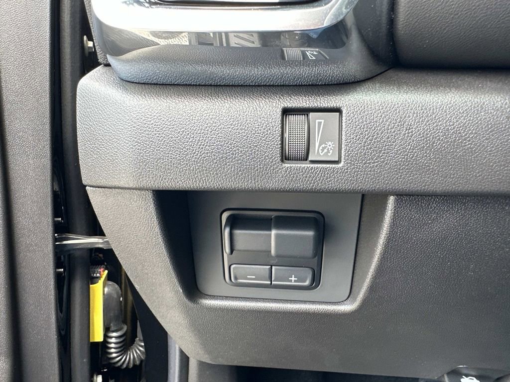 New 2025 GMC Canyon Elevation w/ Convenience Package image 31