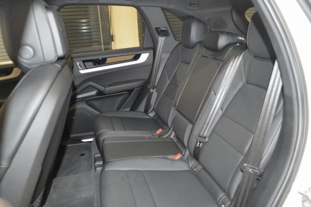 Certified 2025 Porsche Cayenne image 12