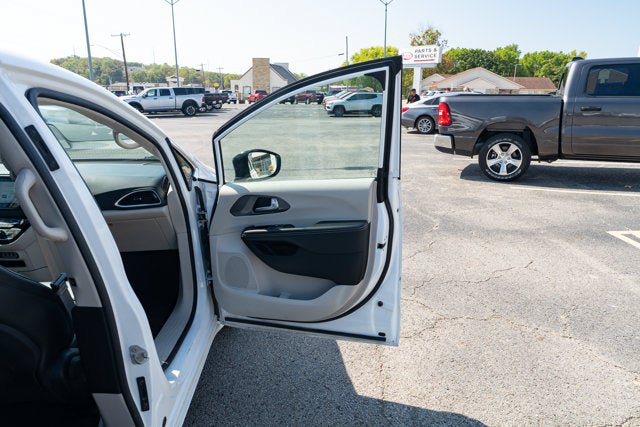 Used 2024 Chrysler Pacifica Touring-L FWD image 15
