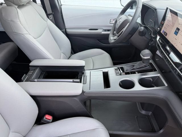 Used 2025 Toyota Sienna XLE FWD image 19