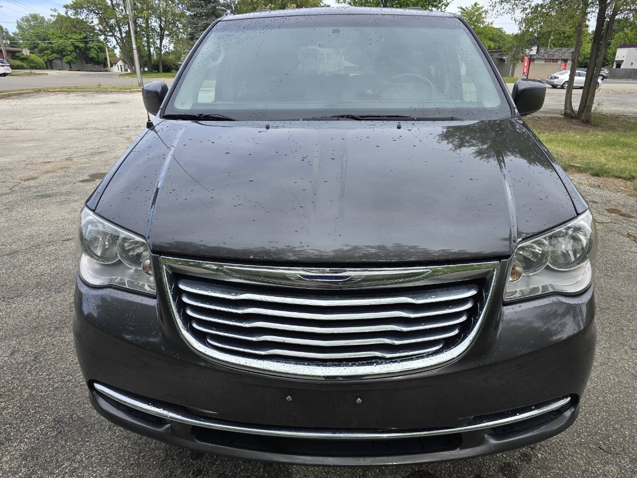 Used 2016 Chrysler Town & Country Touring FWD image 2