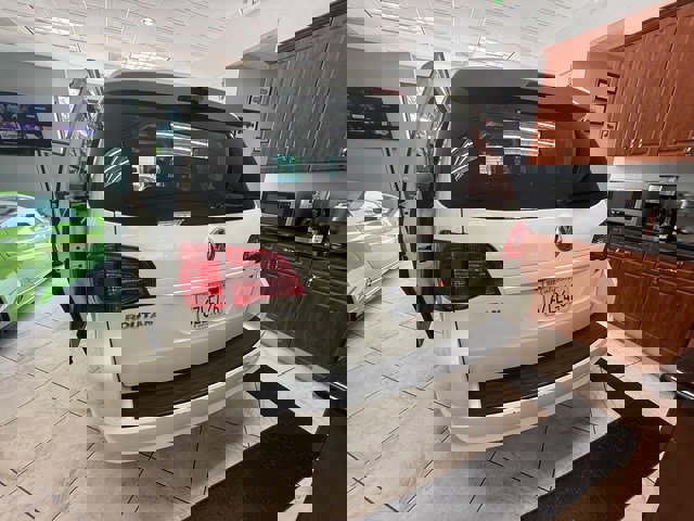 Used 2012 Volkswagen Routan SE FWD image 11