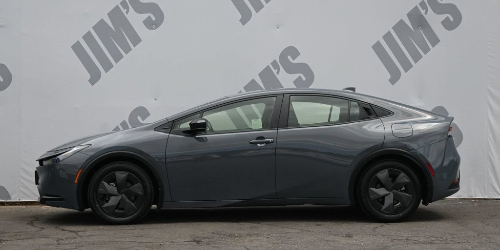 Used 2025 Toyota Prius LE FWD image 6