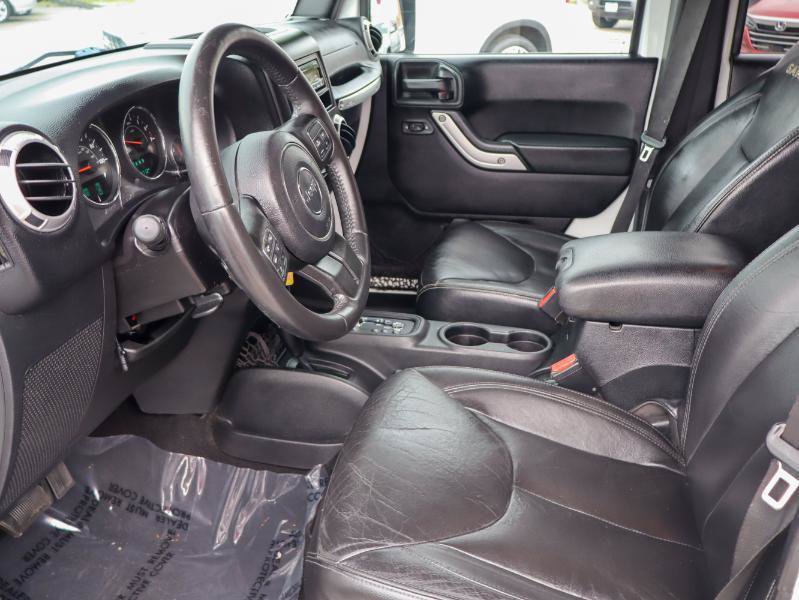Used 2015 Jeep Wrangler Unlimited Sahara w/ Connectivity Group AWD/4WD image 9
