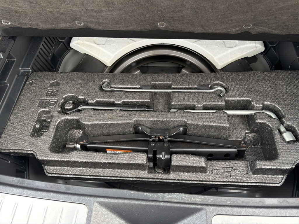 Used 2023 Toyota Venza XLE image 8