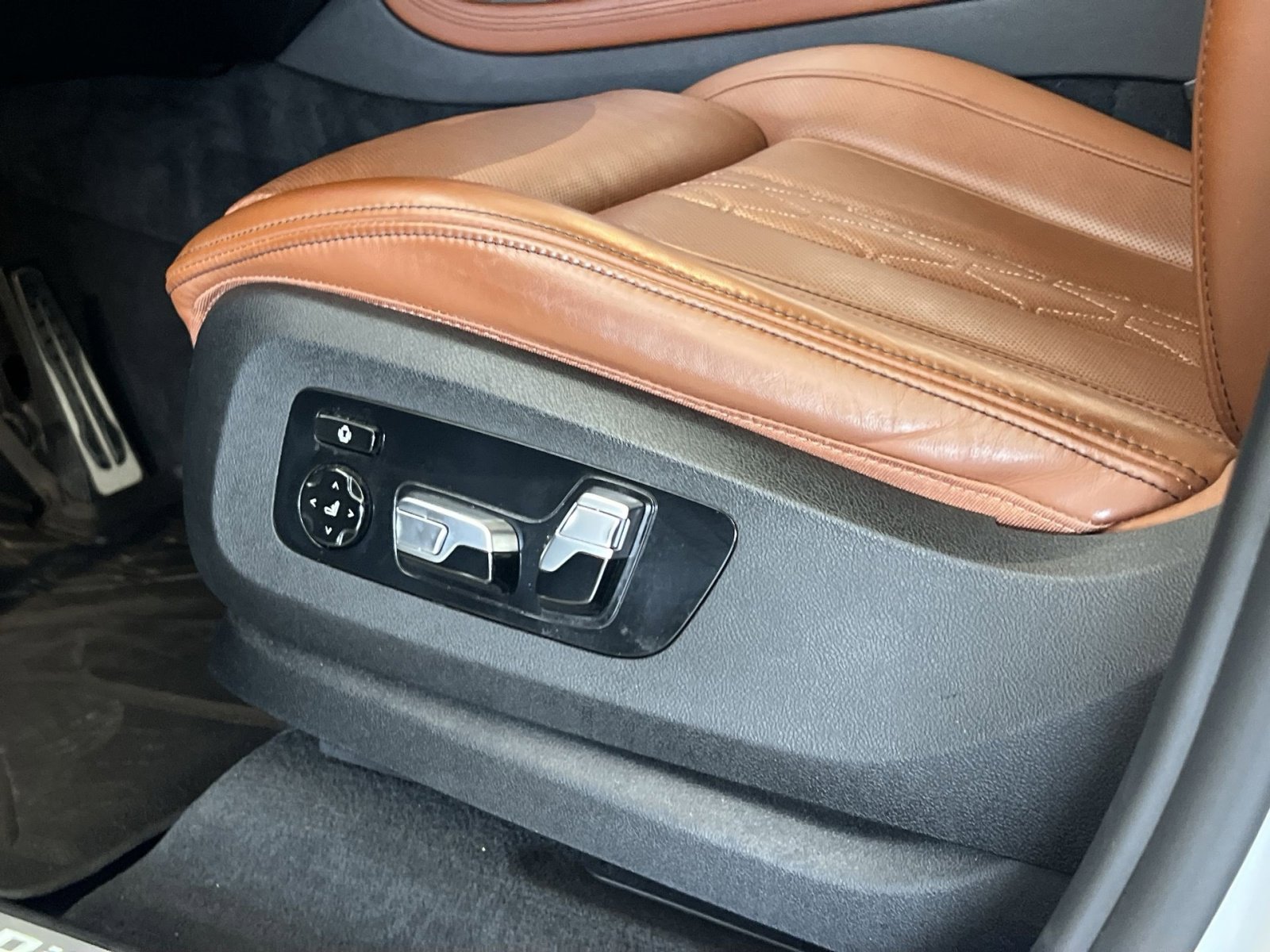 Used 2022 BMW X7 M50i image 12