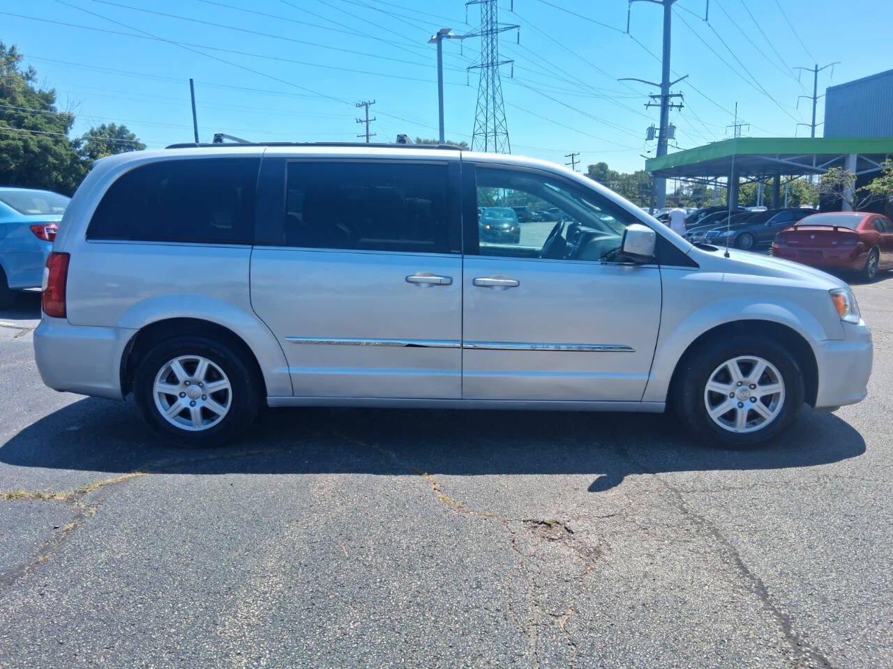 Used 2012 Chrysler Town & Country Touring w/ Entertainment Group #1 FWD image 3