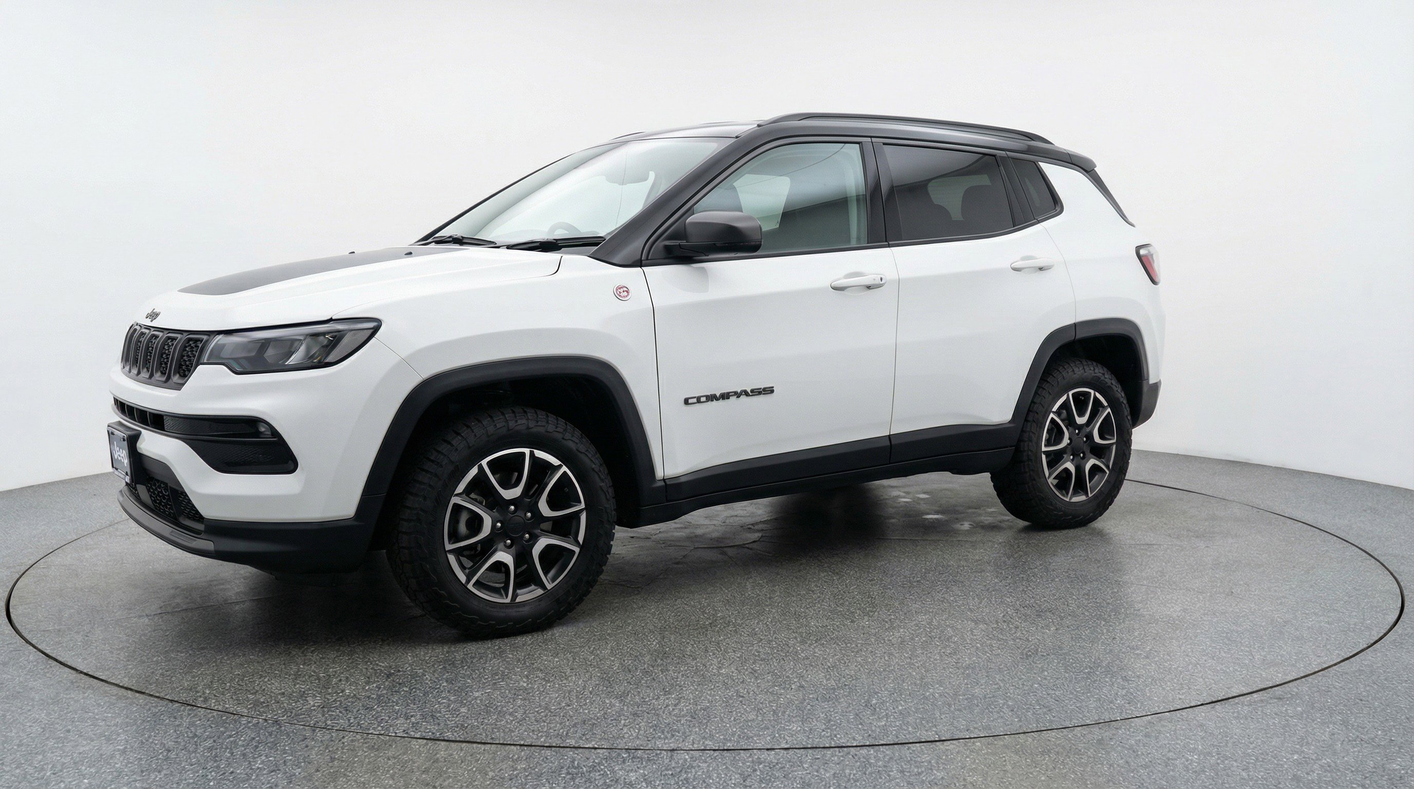 Used 2025 Jeep Compass Trailhawk image 3
