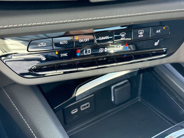 Used 2023 Buick Envision Essence AWD/4WD image 19