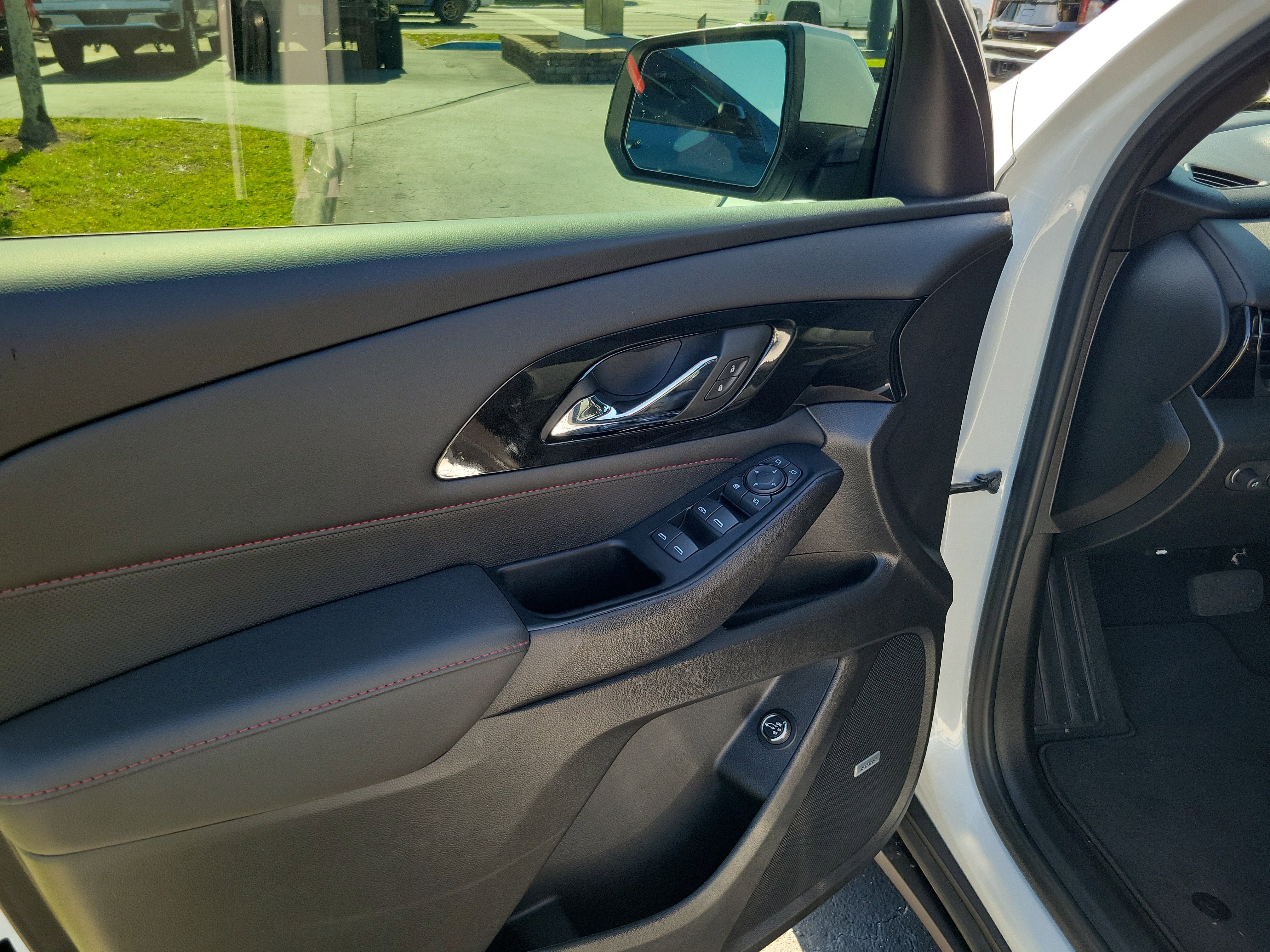 Used 2023 Chevrolet Traverse RS FWD image 16