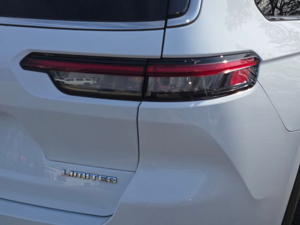 Certified 2022 Jeep Grand Cherokee L Limited AWD/4WD image 12