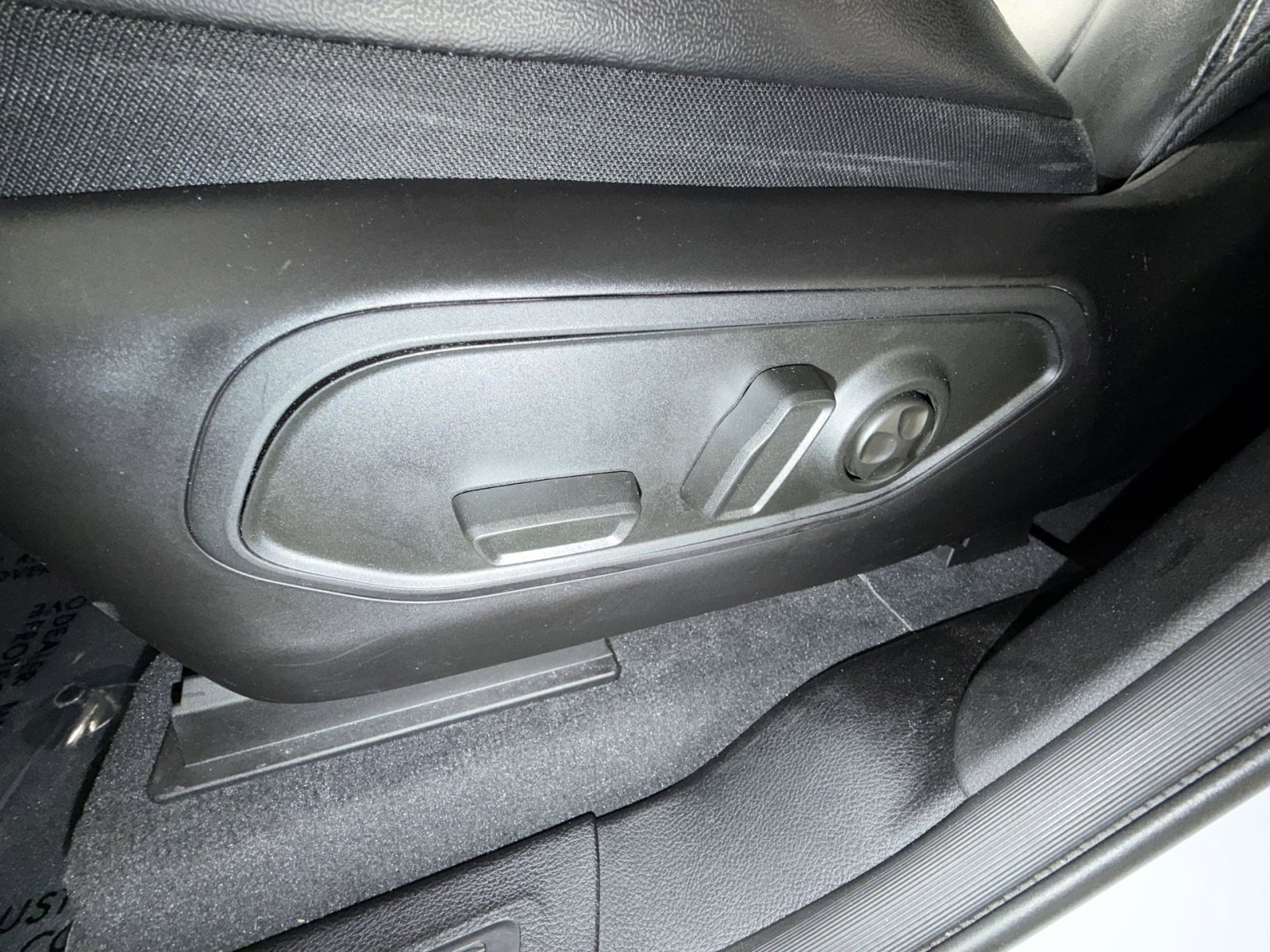 Used 2023 Jeep Grand Cherokee Limited w/ Black Appearance Package image 14