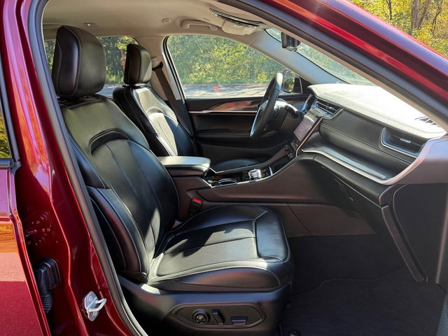 Used 2023 Jeep Grand Cherokee L Limited w/ Luxury Tech Group II image 24