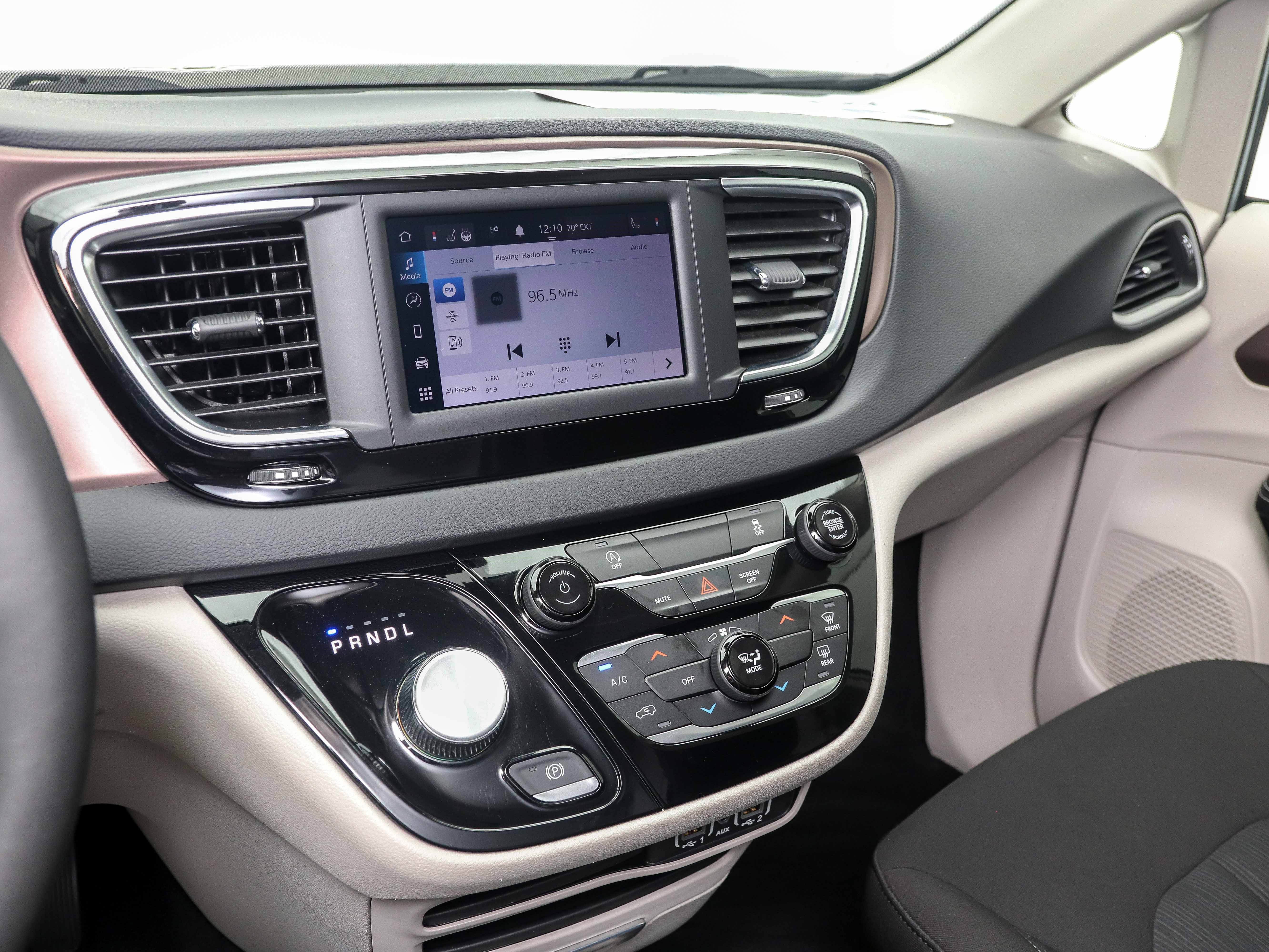 Used 2023 Chrysler Voyager LX image 22