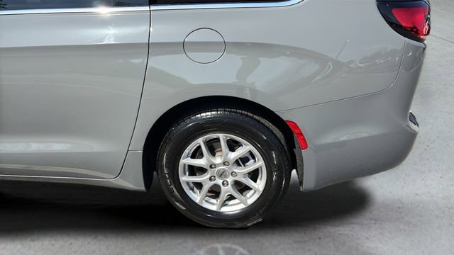 Used 2025 Chrysler Pacifica Select image 35