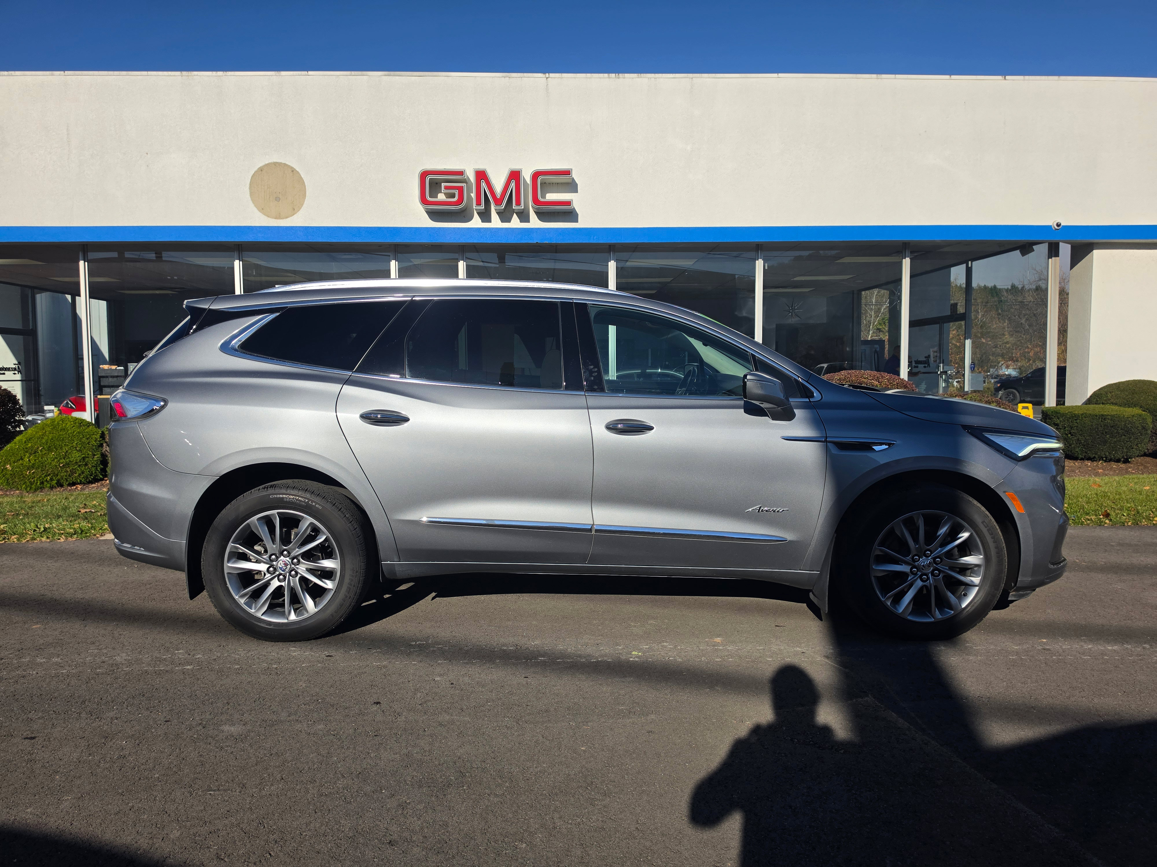 Used 2024 Buick Enclave Avenir AWD/4WD image 2