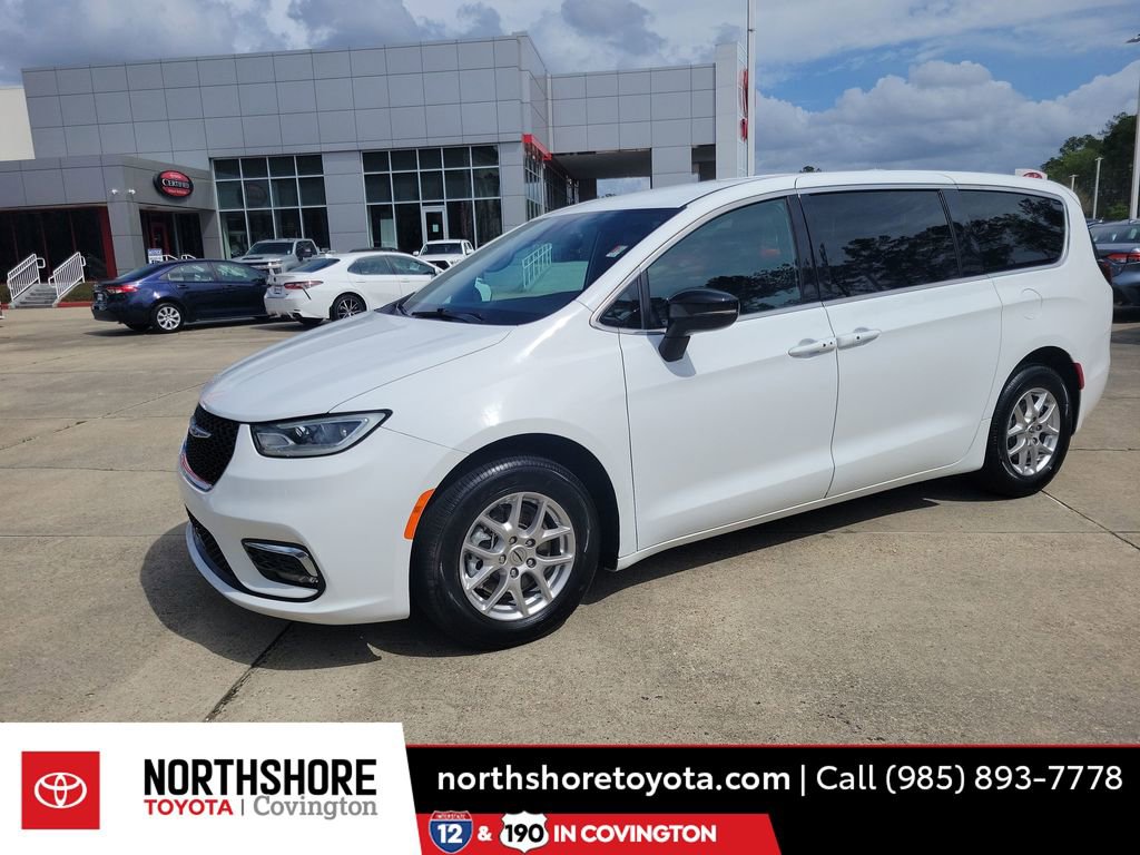 Used 2025 Chrysler Pacifica Select