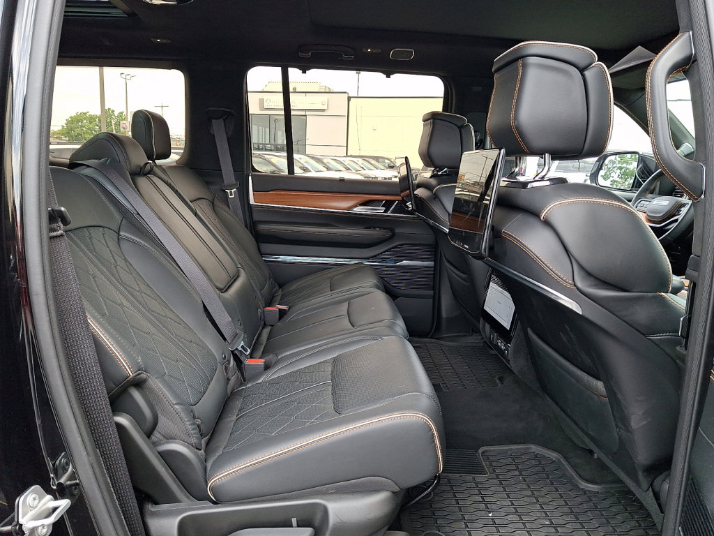 Used 2024 Jeep Grand Wagoneer Series III w/ Rear Seat Video Group 1 AWD/4WD image 15