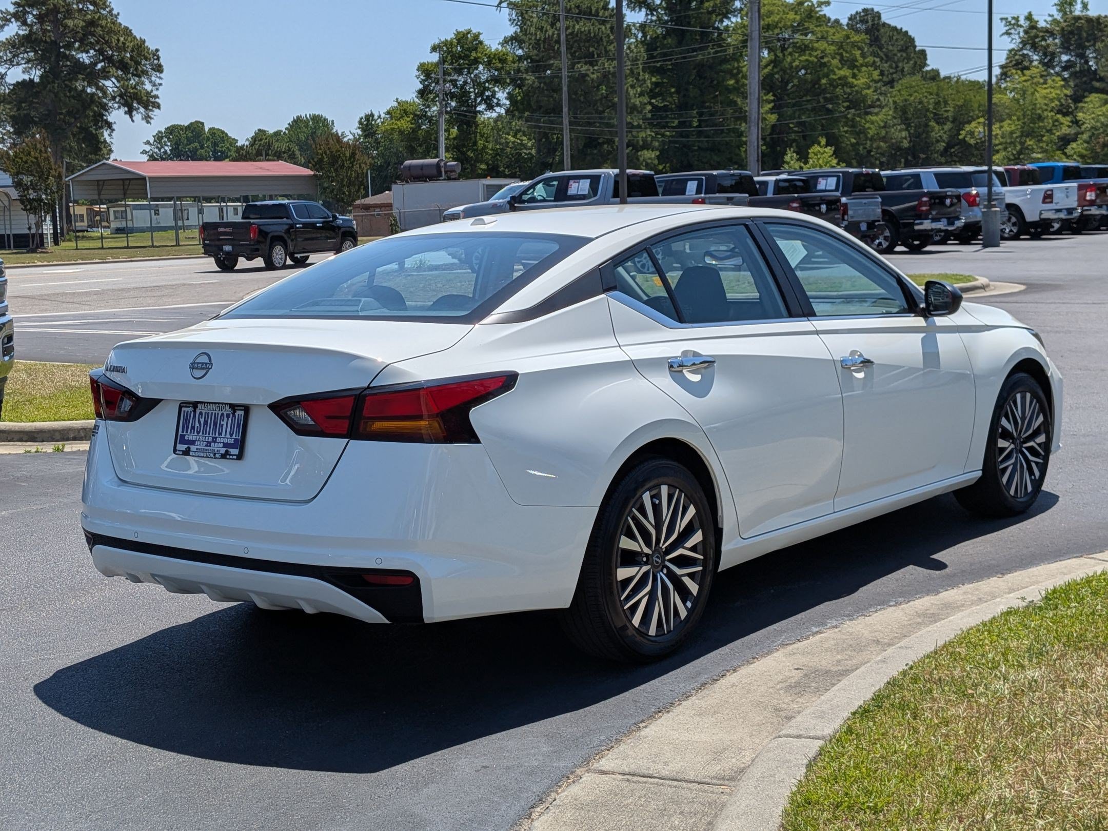 Used 2025 Nissan Altima 2.5 SV FWD image 5