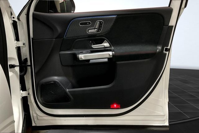 Used 2025 Mercedes-Benz EQB 300 4MATIC image 26