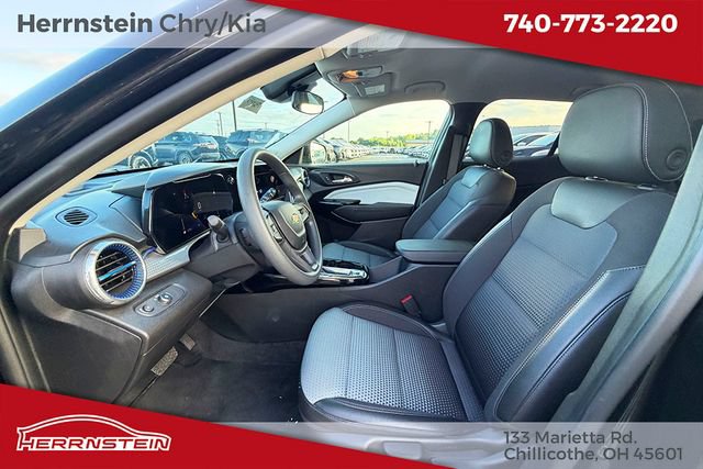 Used 2025 Chevrolet Trax LT FWD image 23