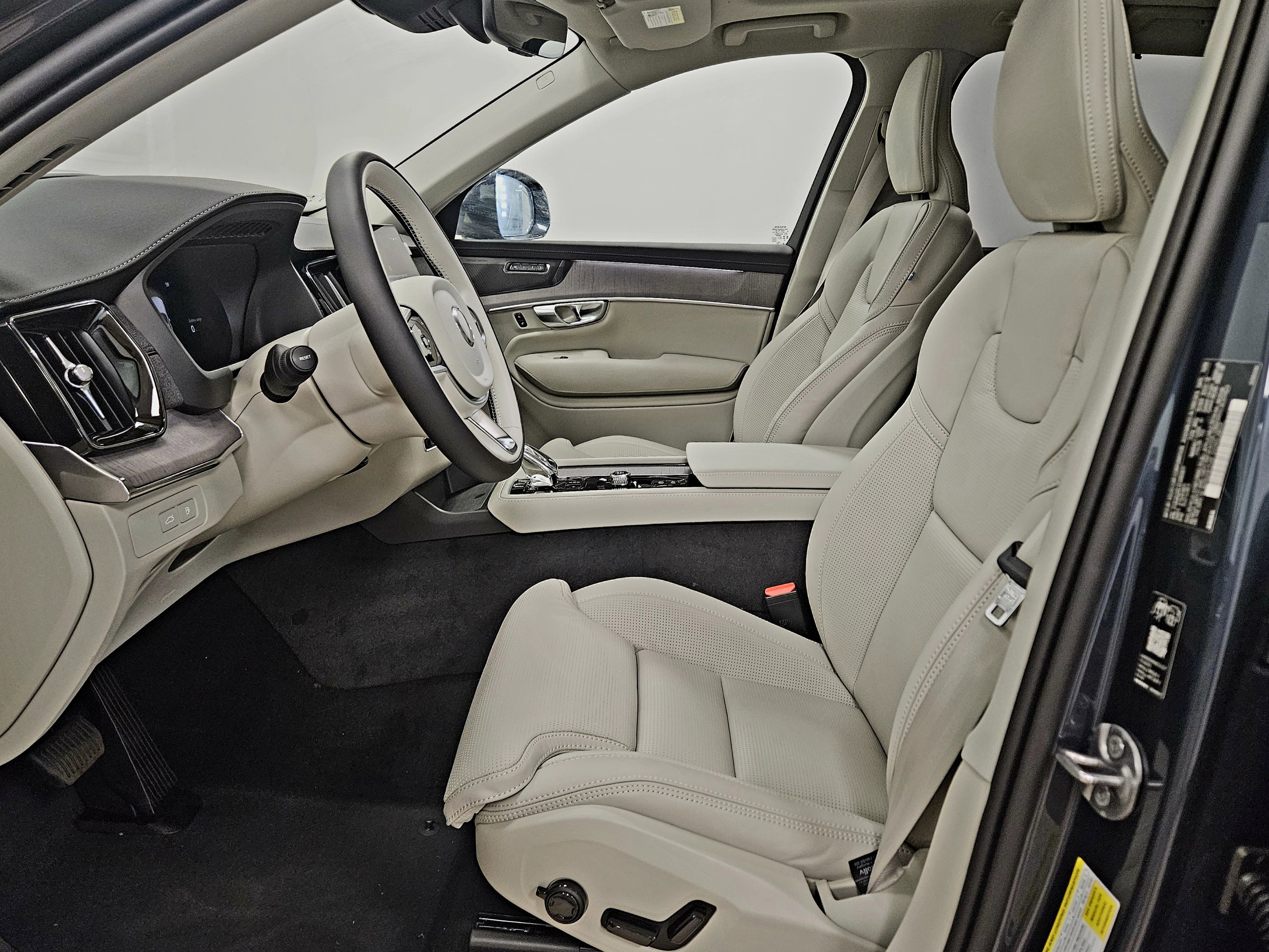 New 2026 Volvo XC90 T8 Ultra w/ Protection Package Premier image 10