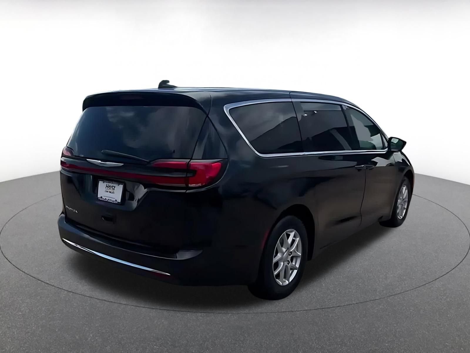 Used 2024 Chrysler Pacifica Touring-L FWD image 13