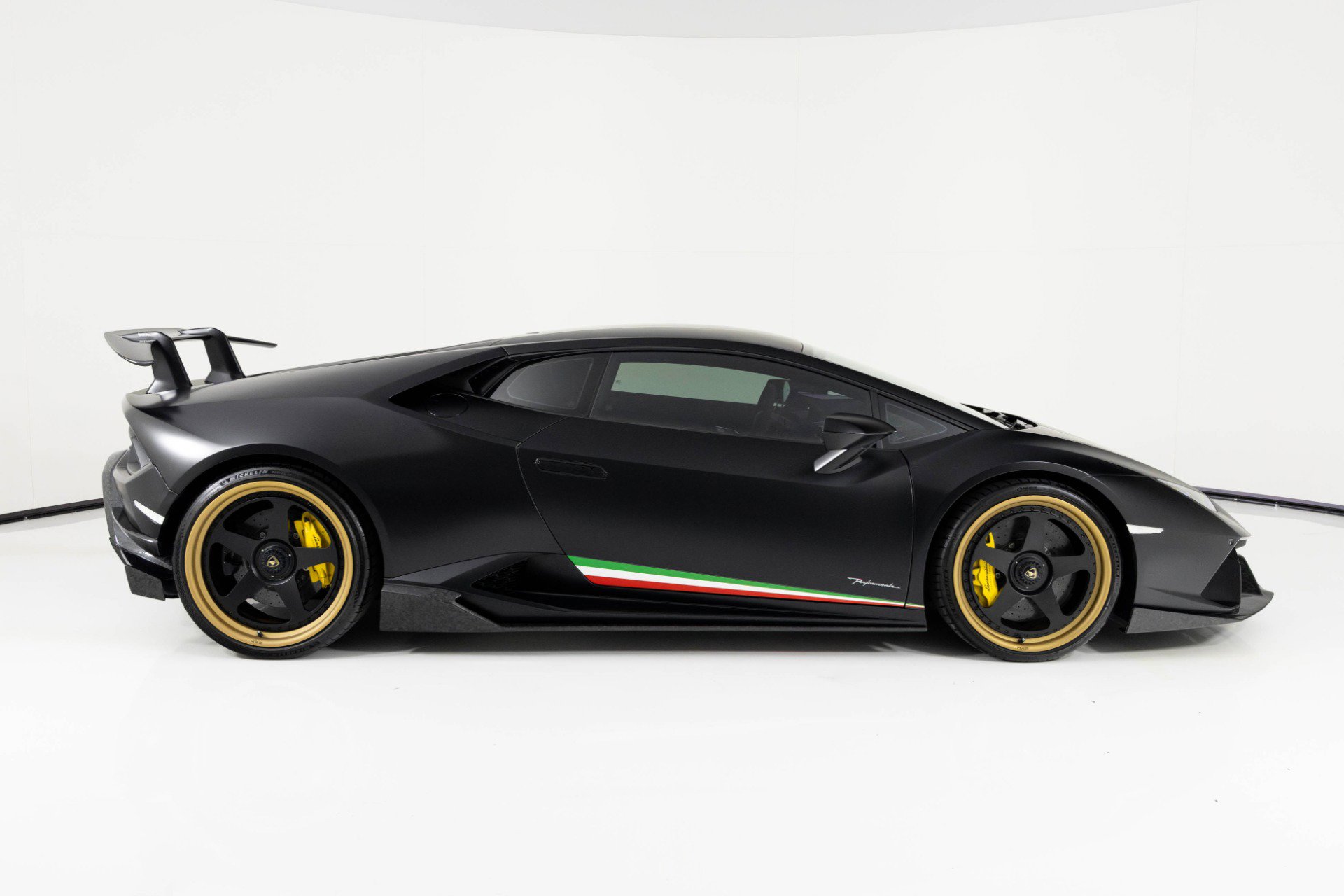 Used 2018 Lamborghini Huracan Performante image 2