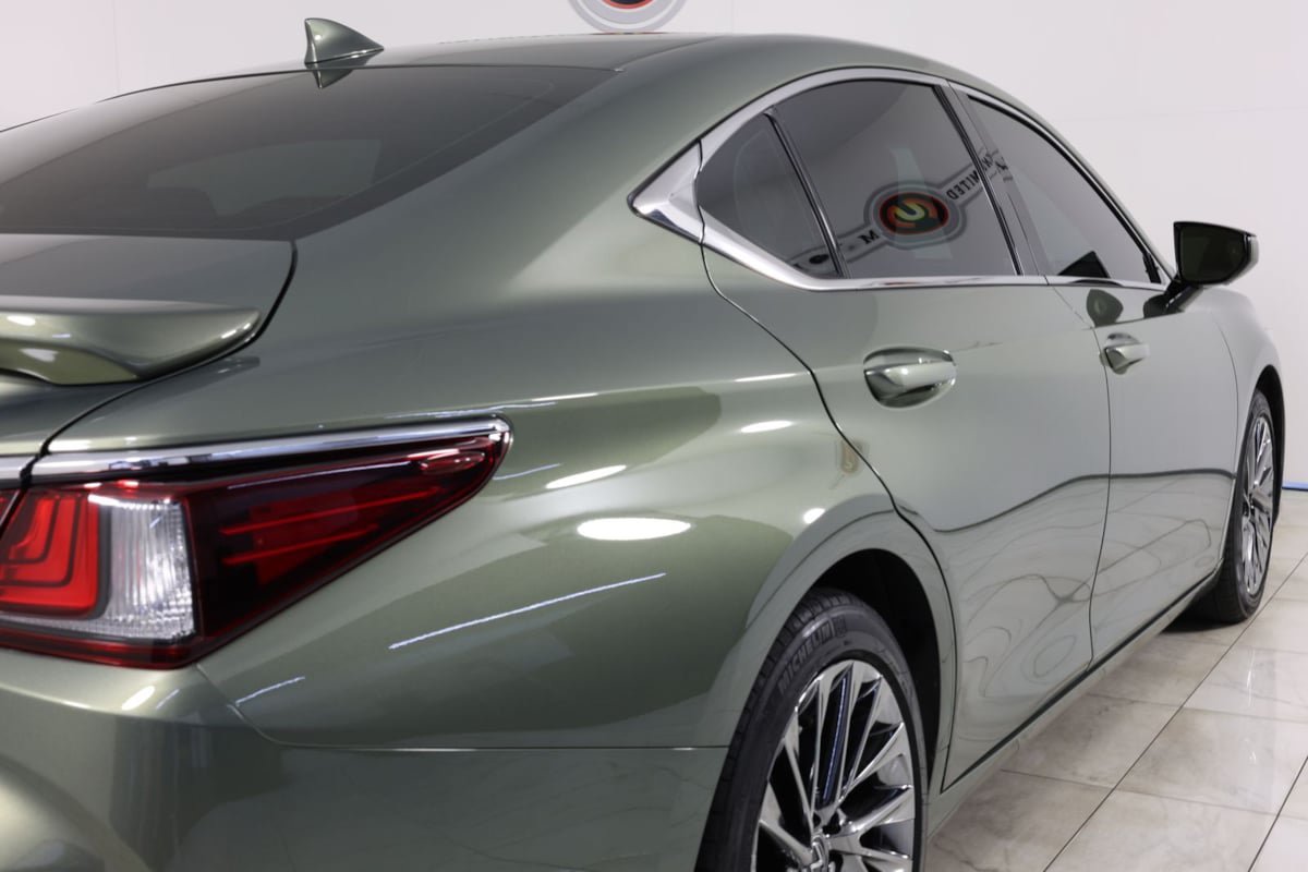 Used 2024 Lexus ES 300h Ultra Luxury w/ Accessory Package (Z2) FWD image 45