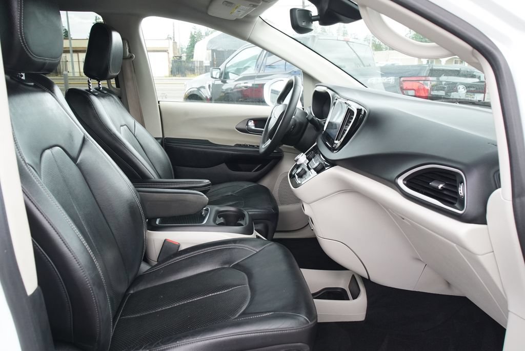 Used 2022 Chrysler Pacifica Touring-L FWD image 9