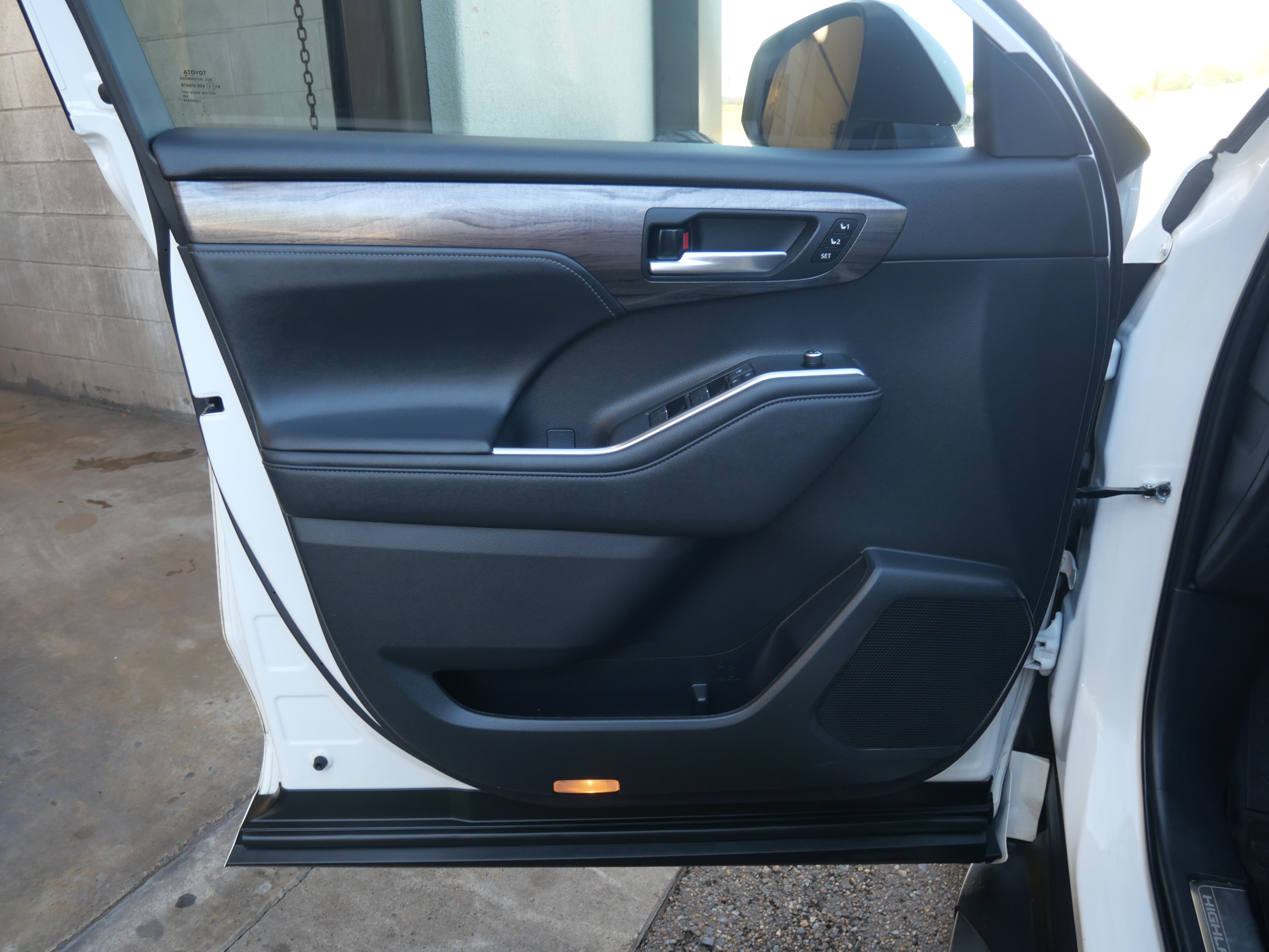 Used 2021 Toyota Highlander Limited image 18