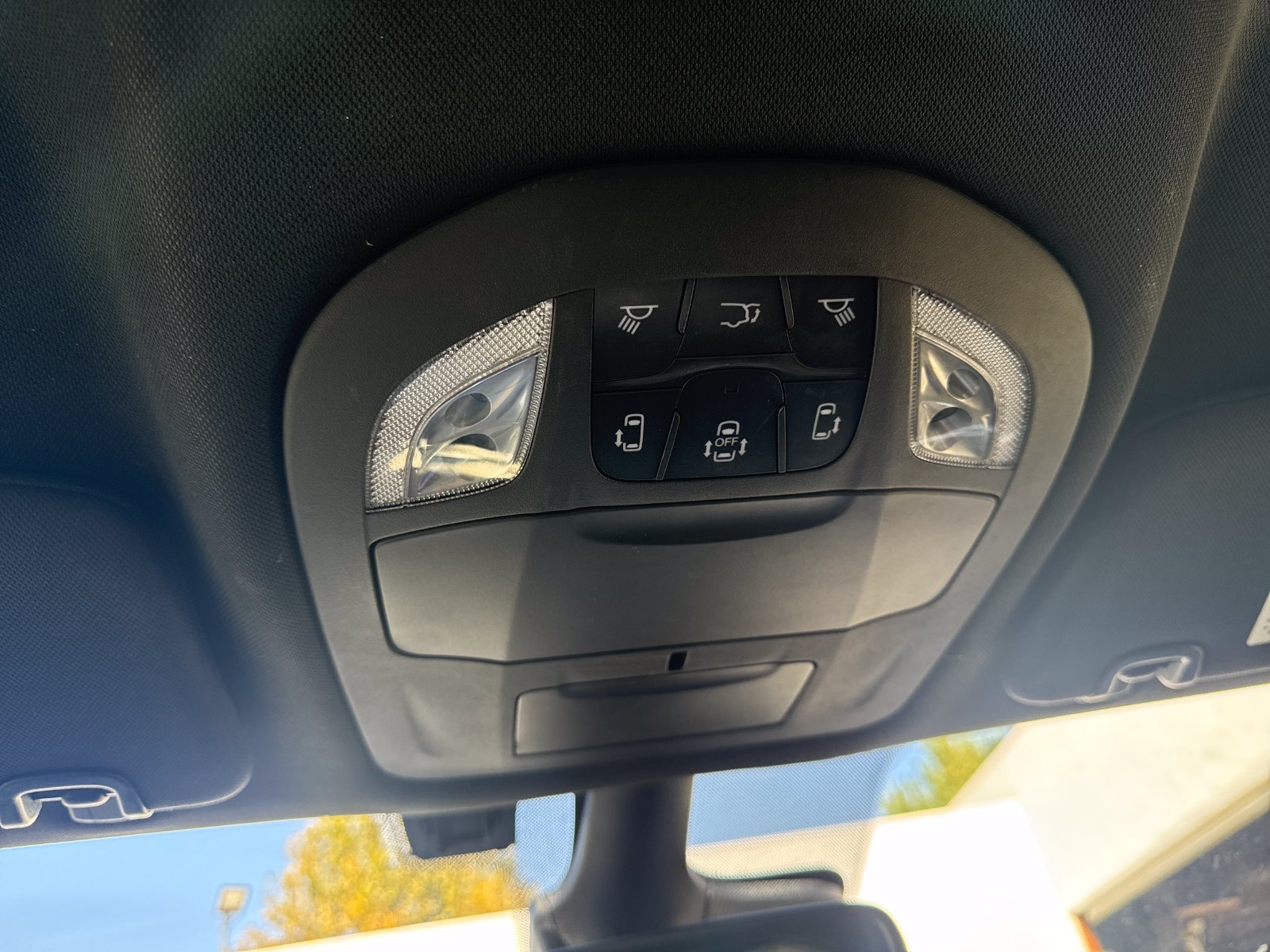 Used 2025 Chrysler Voyager LX FWD image 21