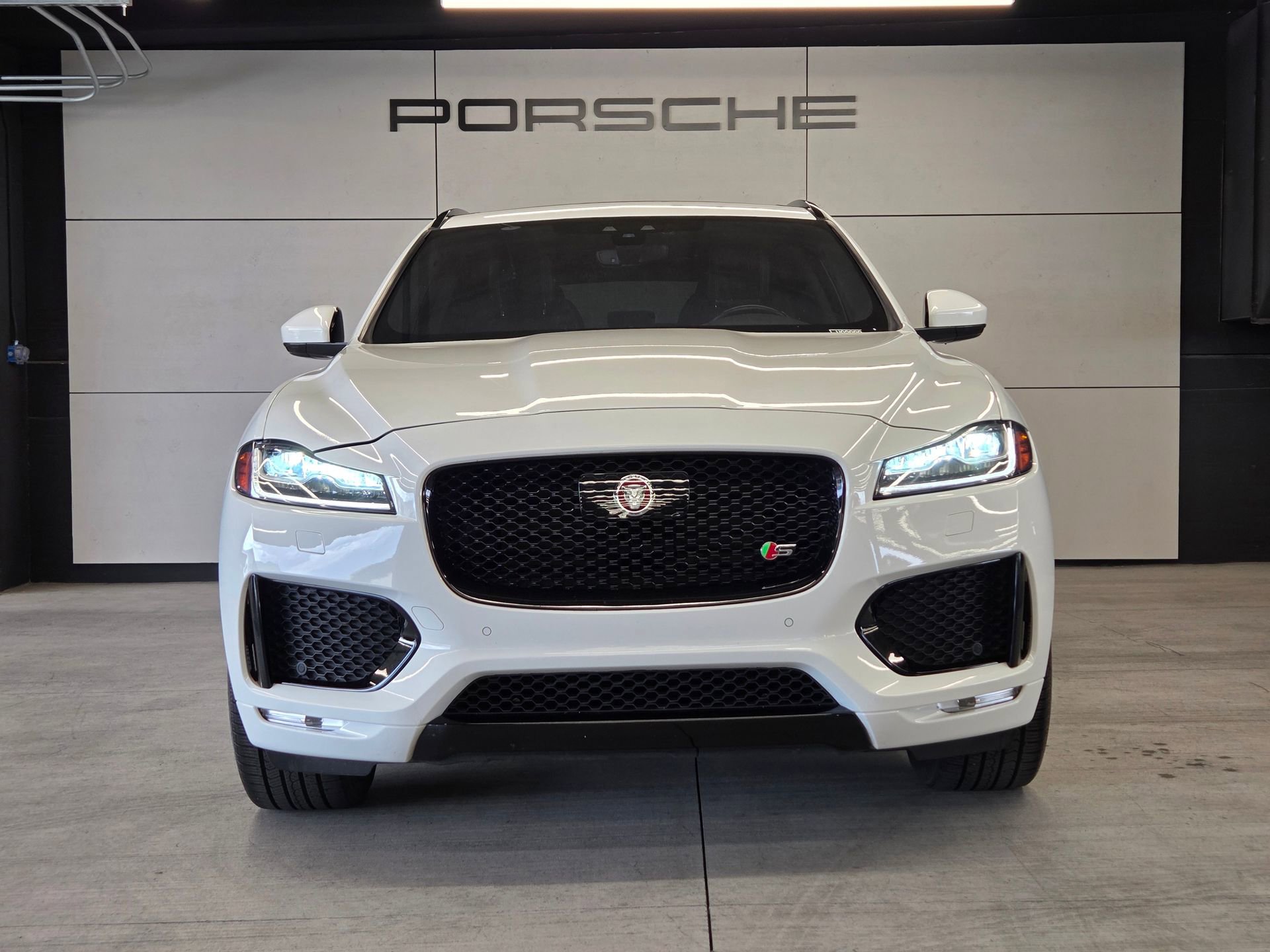 Used 2019 Jaguar F-PACE S image 29