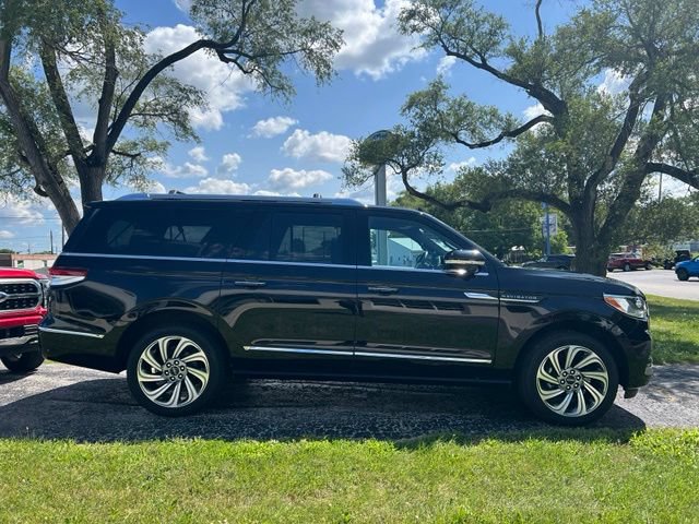 Used 2023 Lincoln Navigator L Reserve AWD/4WD image 1