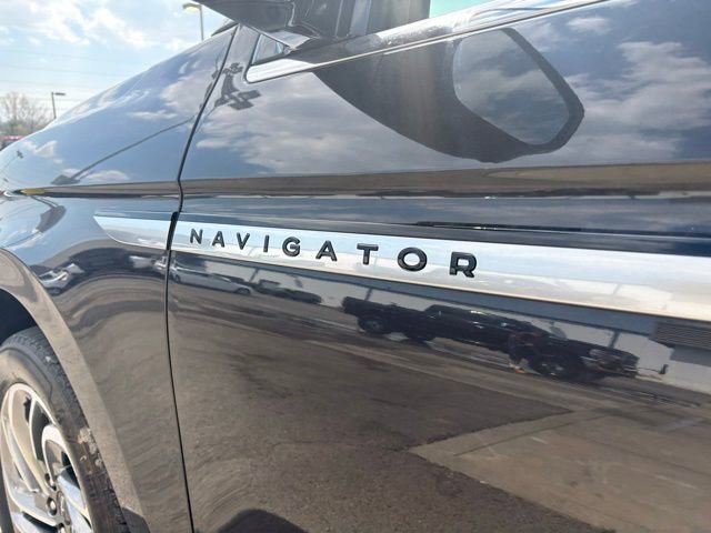 Used 2025 Lincoln Navigator Reserve image 14