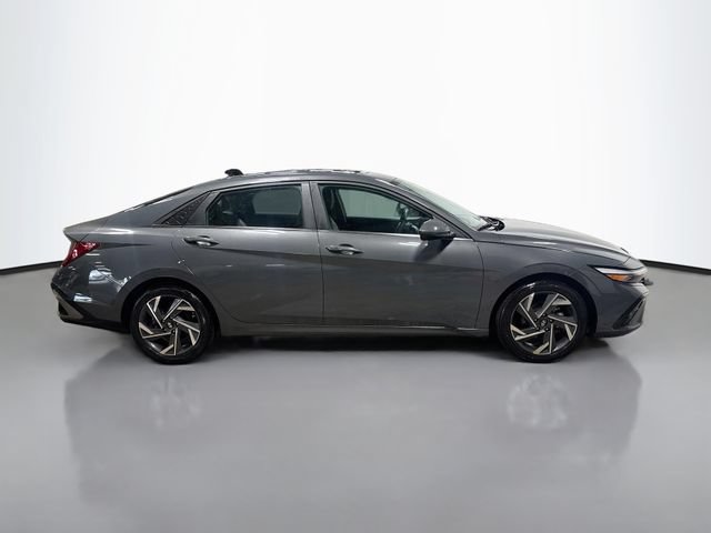 Used 2024 Hyundai Elantra SEL w/ Convenience Package FWD image 5