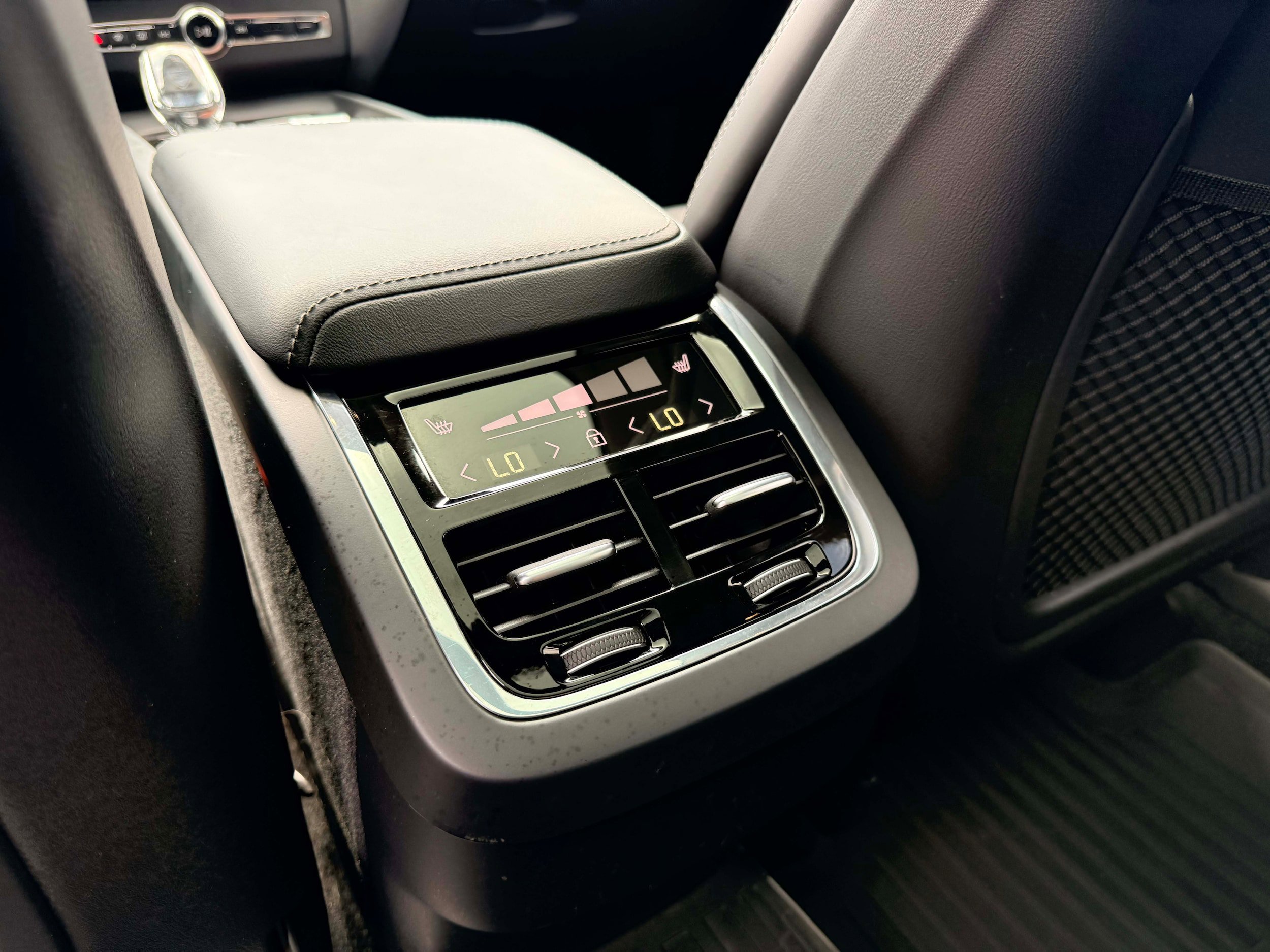 Certified 2024 Volvo XC60 B5 Ultimate w/ Protection Package Premier AWD/4WD image 16