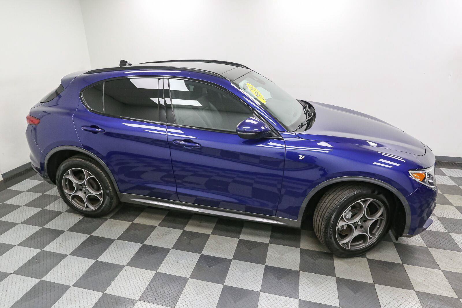 Used 2023 Alfa Romeo Stelvio Ti AWD/4WD image 5
