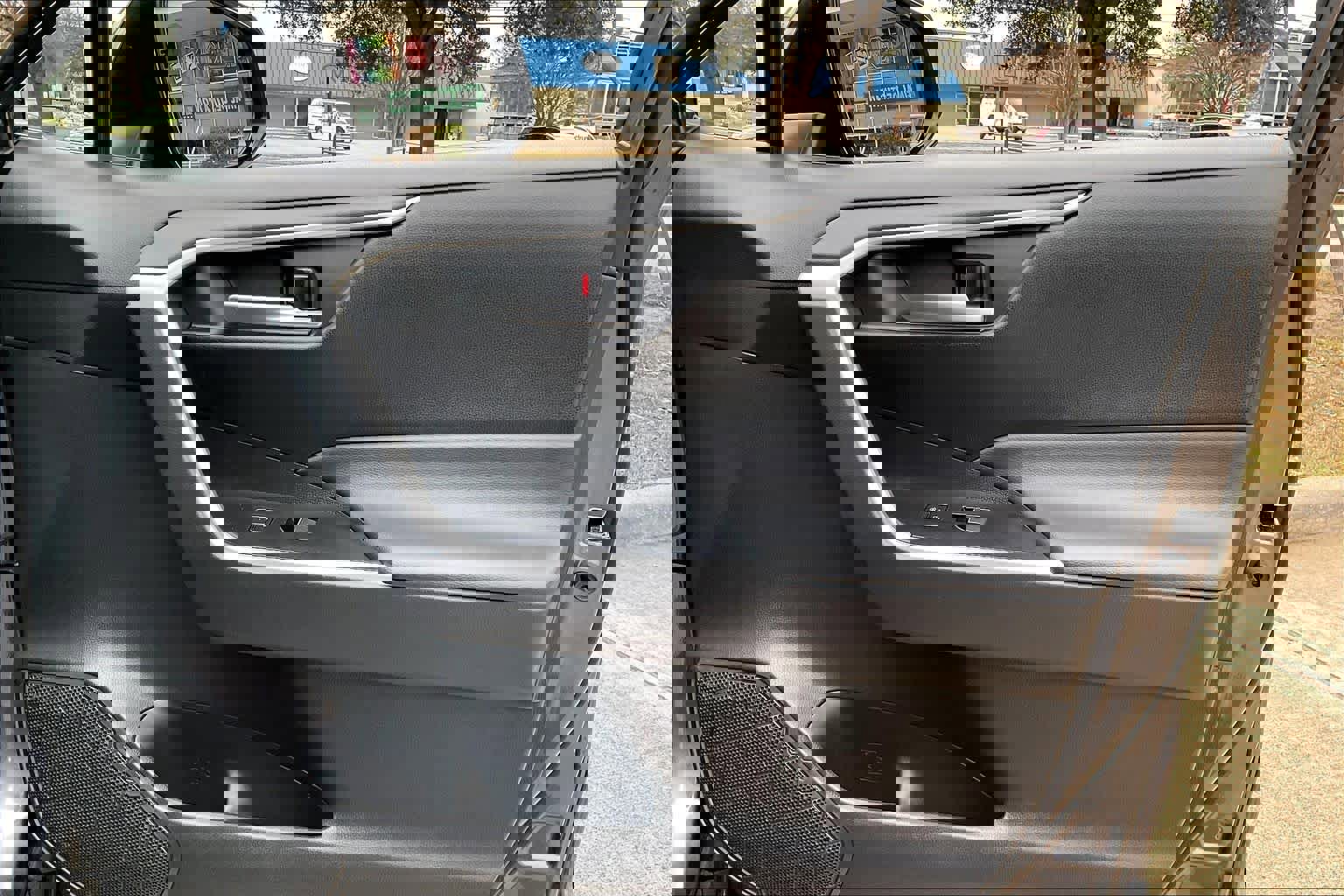 Used 2025 Toyota RAV4 XLE w/ Convenience Package image 19