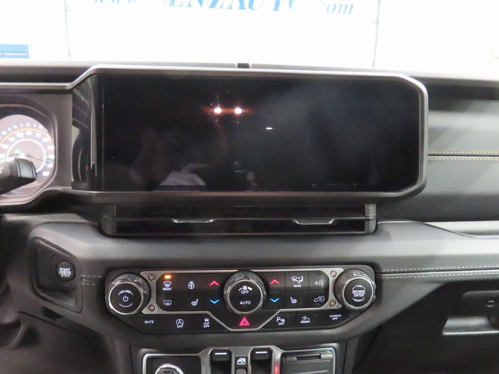 Used 2024 Jeep Wrangler Unlimited Sahara w/ Technology Group image 13