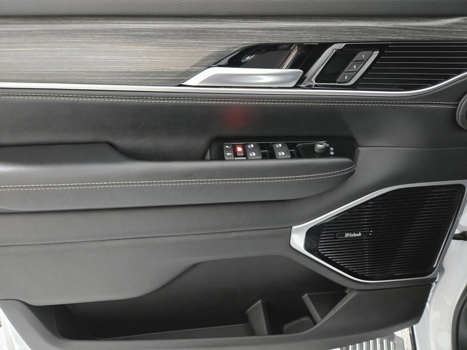 Used 2024 Jeep Wagoneer L Series III w/ Premium Group I image 22