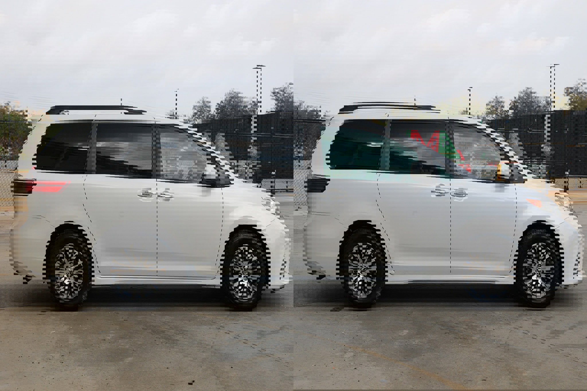 Used 2020 Toyota Sienna XLE image 18