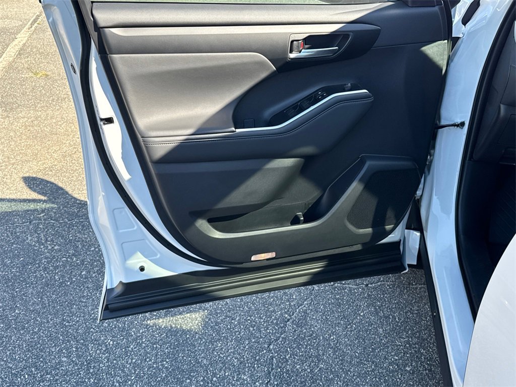 New 2025 Toyota Highlander XLE image 10